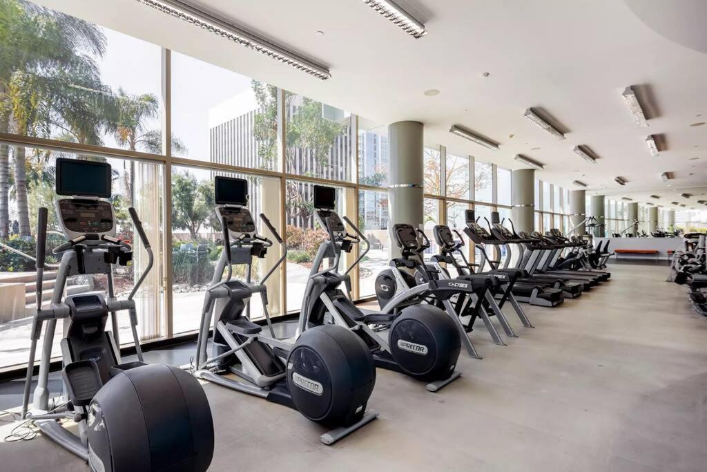 Lovely Upscale High Rise Private Parking & Pool Apartment ลอสแอนเจลิส ภายนอก รูปภาพ