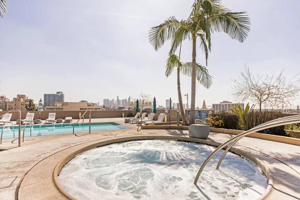 Lovely Upscale High Rise Private Parking & Pool Apartment ลอสแอนเจลิส ภายนอก รูปภาพ