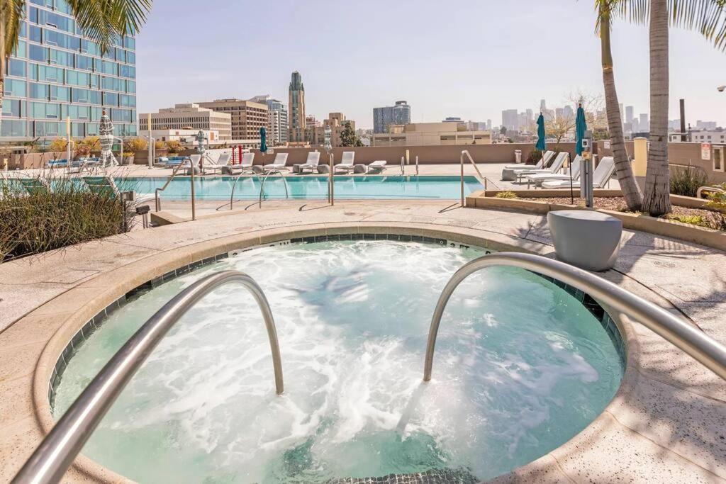Lovely Upscale High Rise Private Parking & Pool Apartment ลอสแอนเจลิส ภายนอก รูปภาพ