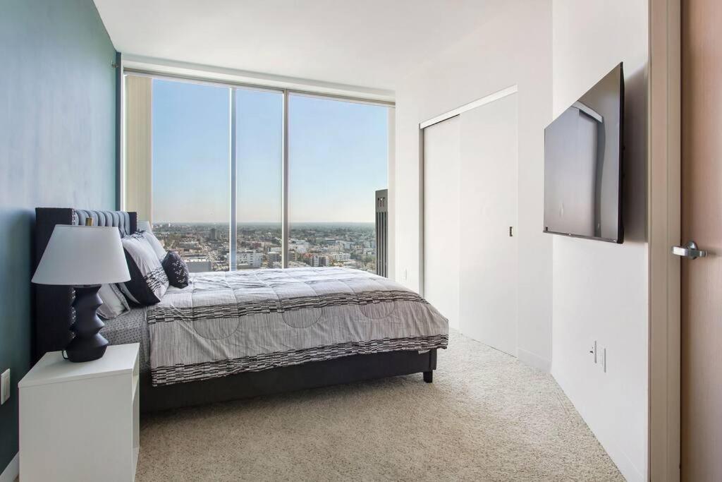 Lovely Upscale High Rise Private Parking & Pool Apartment ลอสแอนเจลิส ภายนอก รูปภาพ