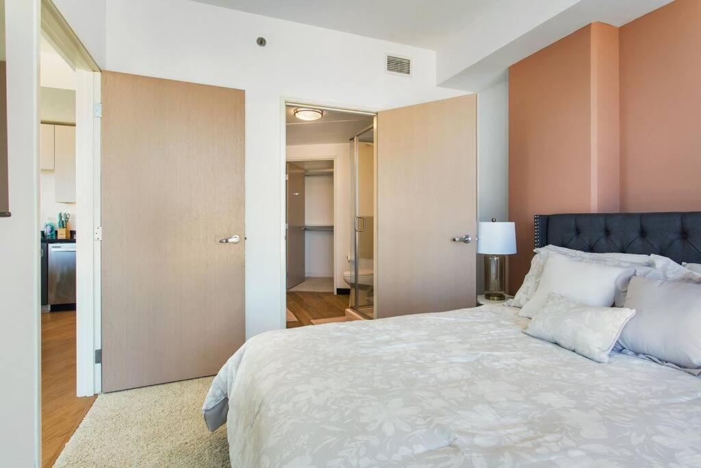 Lovely Upscale High Rise Private Parking & Pool Apartment ลอสแอนเจลิส ภายนอก รูปภาพ