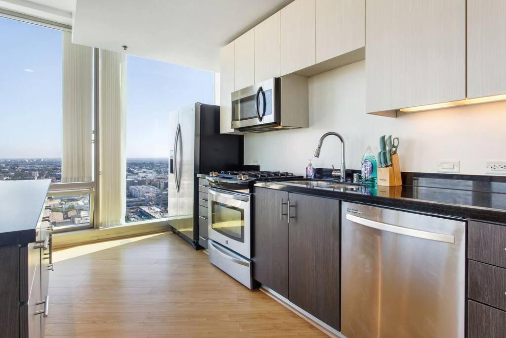 Lovely Upscale High Rise Private Parking & Pool Apartment ลอสแอนเจลิส ภายนอก รูปภาพ