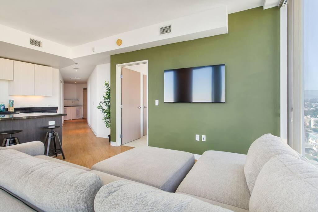 Lovely Upscale High Rise Private Parking & Pool Apartment ลอสแอนเจลิส ภายนอก รูปภาพ