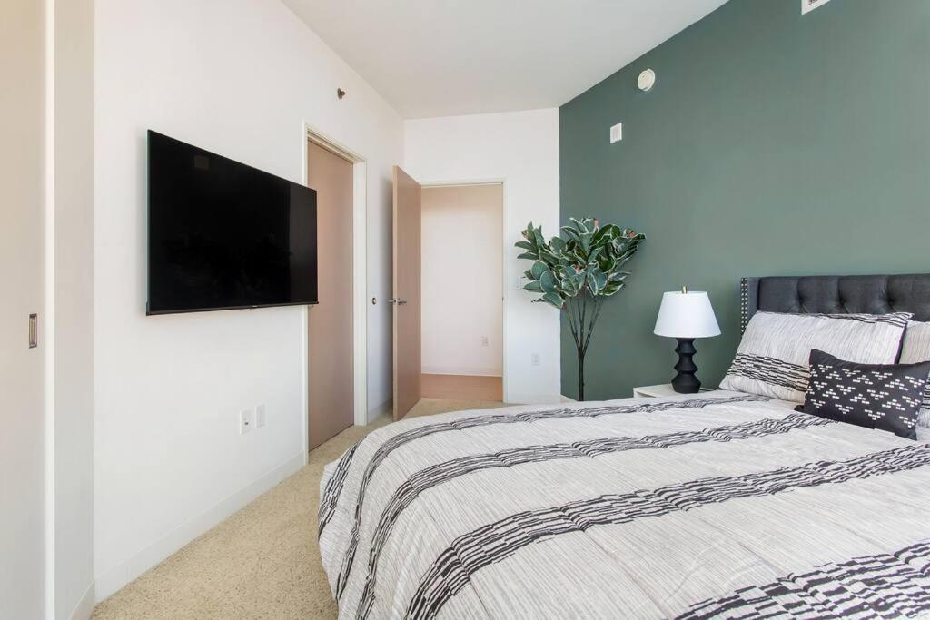 Lovely Upscale High Rise Private Parking & Pool Apartment ลอสแอนเจลิส ภายนอก รูปภาพ