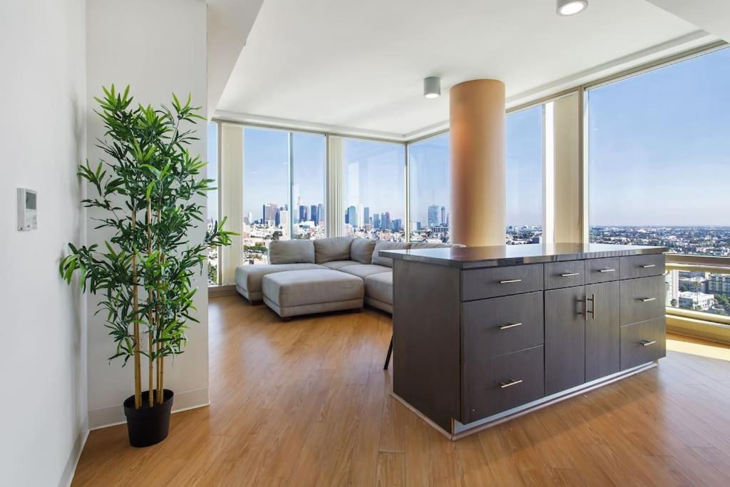 Lovely Upscale High Rise Private Parking & Pool Apartment ลอสแอนเจลิส ภายนอก รูปภาพ