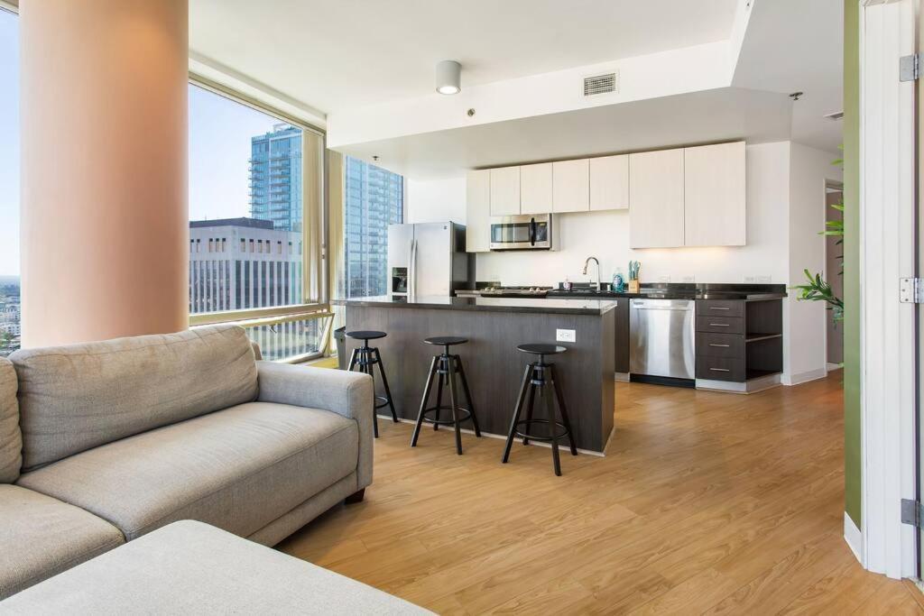 Lovely Upscale High Rise Private Parking & Pool Apartment ลอสแอนเจลิส ภายนอก รูปภาพ